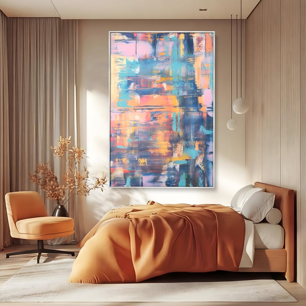 Tablou canvas cu pictura abstracta cu linii verticale, in rama de aluminiu argintiu, pe perete intr-un dormitor
